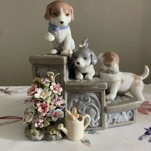 Three puppies figurine plays music